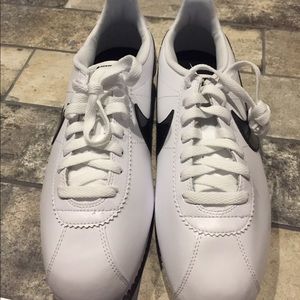 White nike Cortez’s